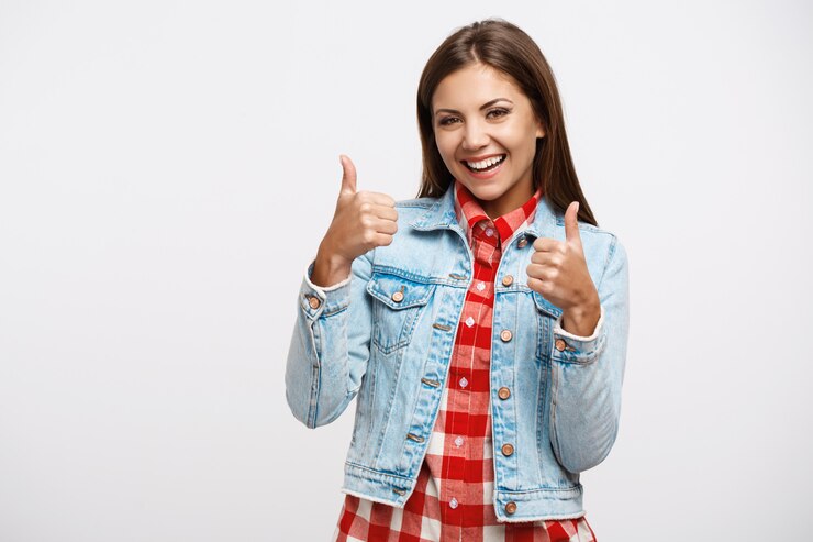 Foto grátis jovem alegre mostrando os polegares