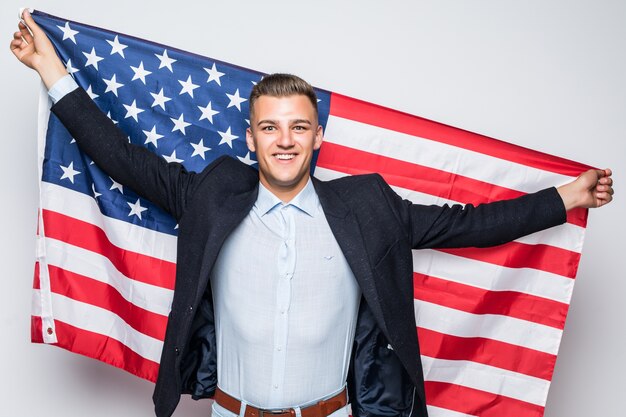 Jovem alegre segurando a bandeira cinza dos Estados Unidos