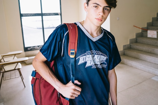 Foto grátis jovem aluno em construção