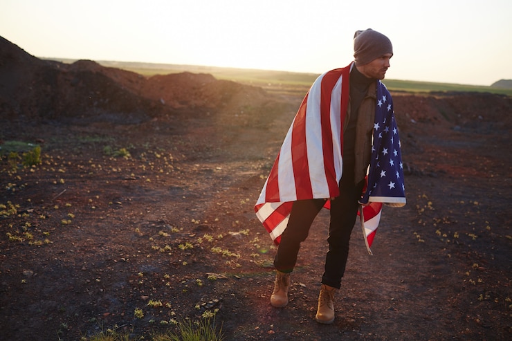 Foto grátis jovem americano andando nas montanhas