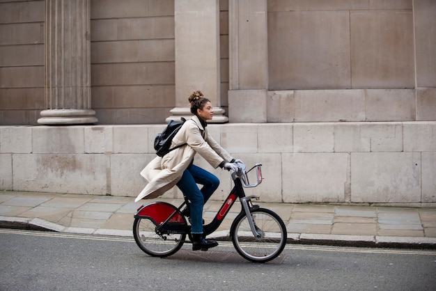 Jovem andando de bicicleta na cidade