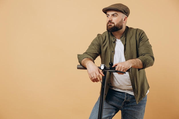 Foto grátis jovem andando de scooter elétrico isolado no fundo do estúdio