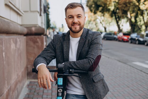 Jovem andando de scooter elétrico na cidade