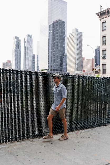 Foto grátis jovem andando em uma rua pavimentada