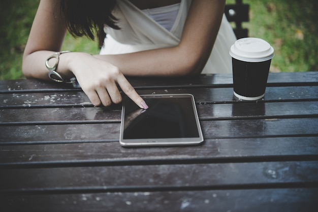 Jovem apontando ao ar livre café do parque