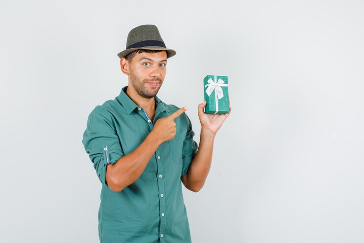 Foto grátis jovem apontando para a caixa atual na camisa