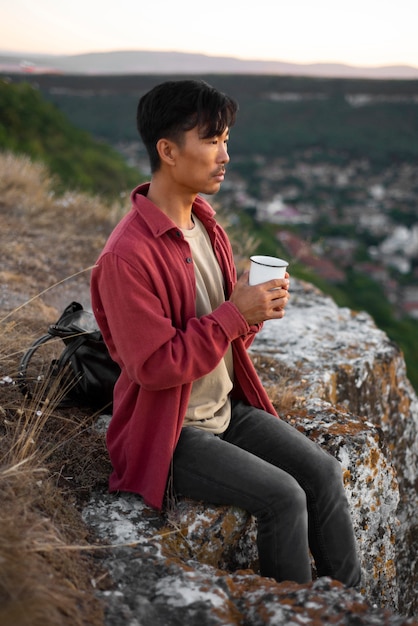 Foto grátis jovem apreciando a paisagem