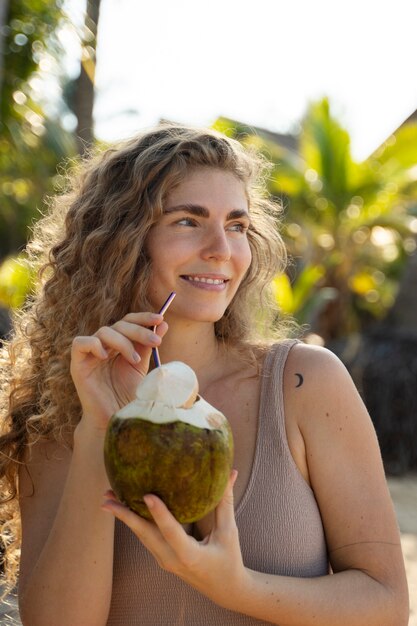 Jovem aproveitando o verão