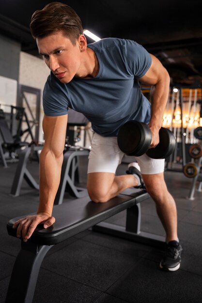 Jovem apto treinando para musculação