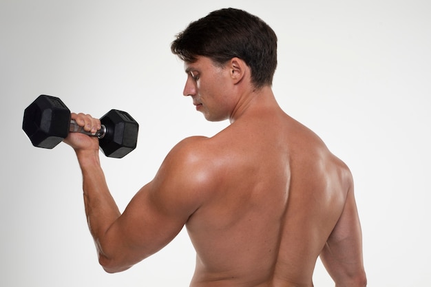 Jovem apto treinando para musculação