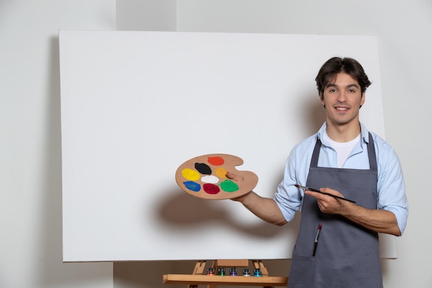 Foto de Jovem Artista Pintando Quadro e mais fotos de stock de Fundo Branco  - Fundo Branco, Ocupação artística, Arte - iStock