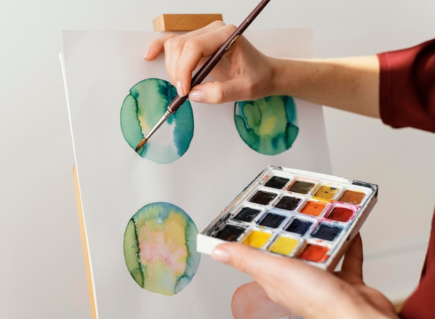 Foto grátis jovem artista pintando com aquarela