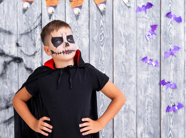 Foto grátis jovem assustador posando para o halloween