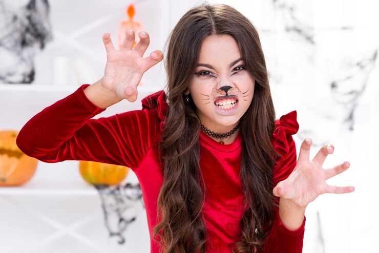 Foto grátis jovem assustadora posando para o halloween