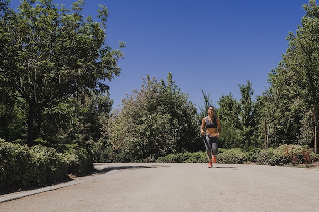 Jovem atleta feminina treinando na estrada