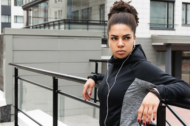 Jovem atleta feminina usando fones de ouvido