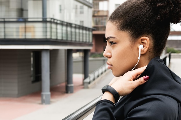 Foto grátis jovem atleta feminina usando fones de ouvido