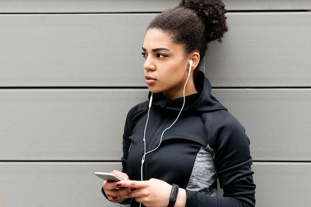 Foto grátis jovem atleta feminina usando fones de ouvido