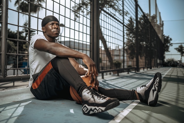 Jovem atleta masculino posando de treino de verão estilo saudável