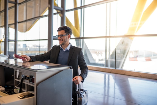 Jovem atraente check-in no aeroporto com seu passaporte