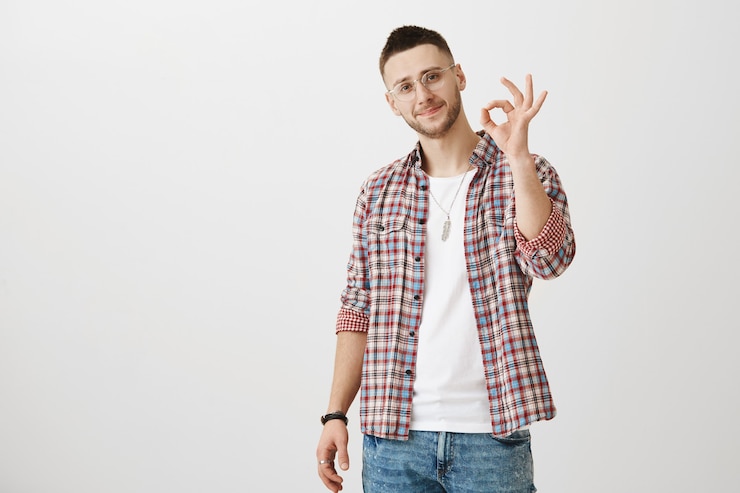 Foto grátis jovem atraente posando
