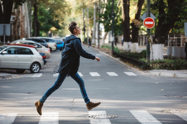 Foto grátis jovem atravessar a rua