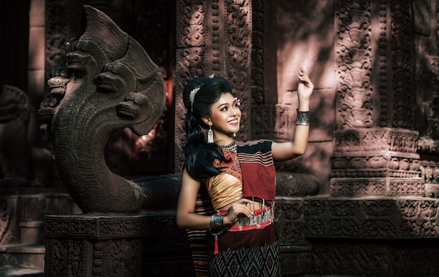 Jovem atriz vestindo lindos trajes antigos, em monumentos antigos, estilo dramático. Interprete uma história popular de amor, lenda, um conto popular tailandês chamado "Phadaeng e Nang-ai" em um local antigo