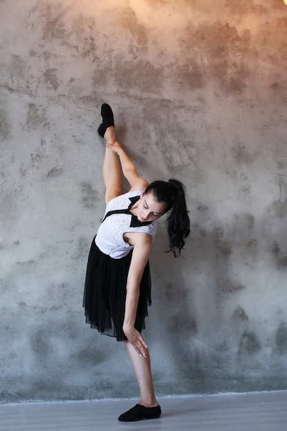 Foto grátis jovem bailarina alongamento