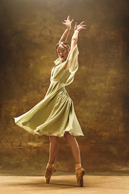 Foto grátis jovem bailarina. mulher bonita harmoniosa com vestido