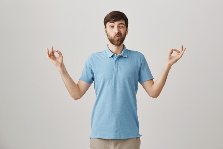 Foto grátis jovem barbudo calmo posando