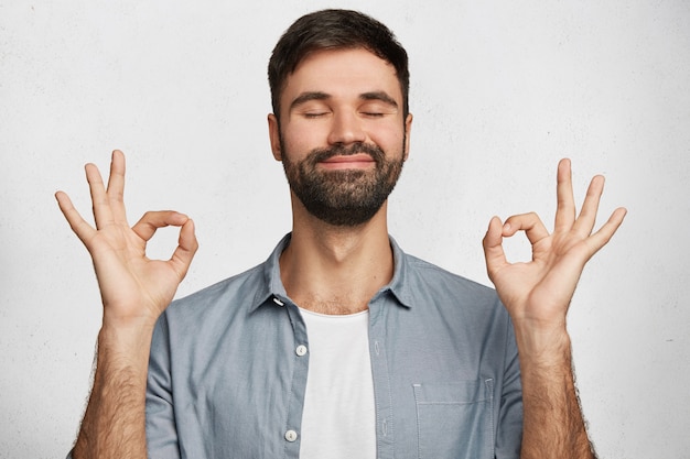 Foto grátis jovem barbudo com camisa jeans