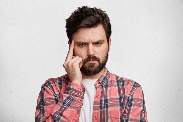 Jovem barbudo com camisa listrada