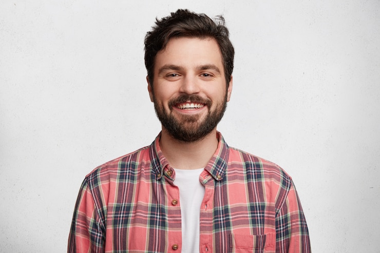 Foto grátis jovem barbudo com camisa listrada