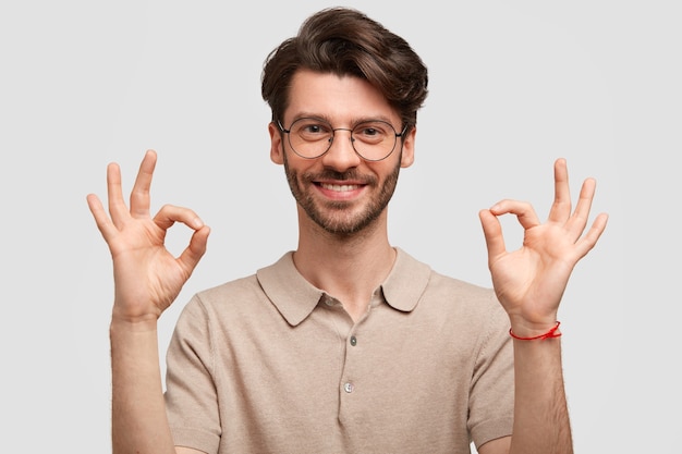 Jovem barbudo com óculos redondos