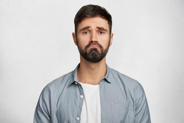 Foto grátis jovem barbudo vestindo camisa