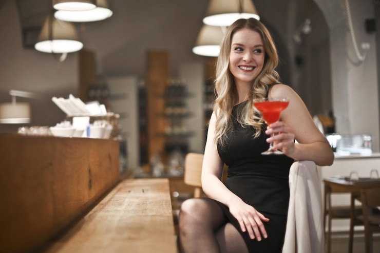 Foto grátis jovem bebe um coquetel em um bar
