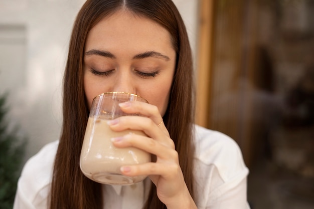 Jovem bebendo café gelado