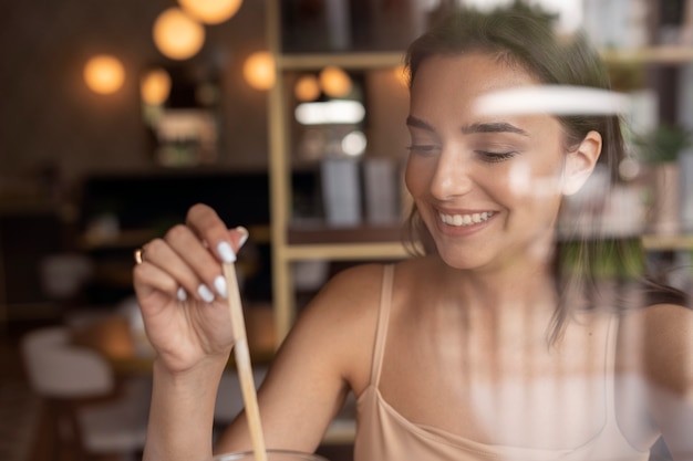 Foto grátis jovem bebendo café gelado