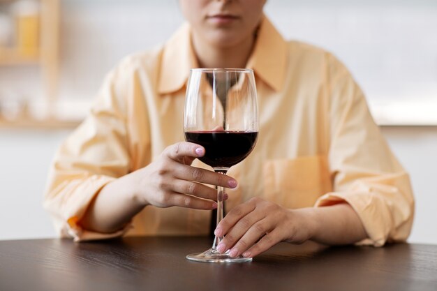Jovem bebendo vinho tinto