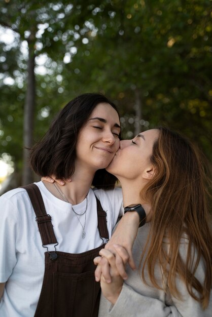 Jovem beijando a namorada