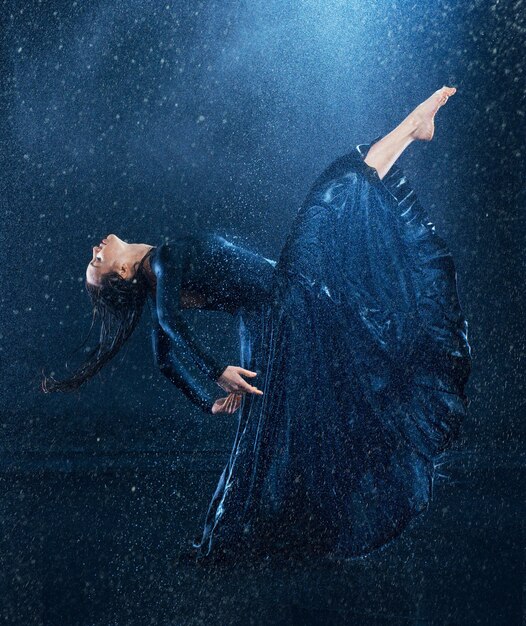 Foto grátis jovem bela dançarina moderna dançando sob a água cai