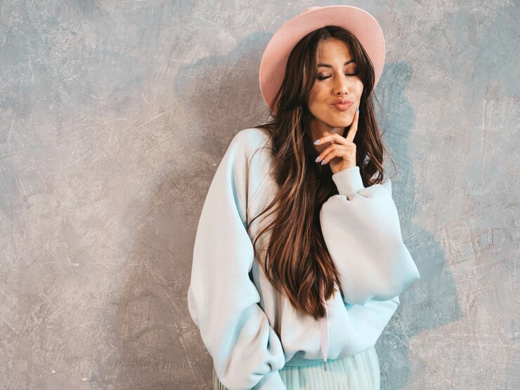 Foto grátis jovem bela mulher sorridente olhando. menina na moda em roupas de verão casual capuz e saia. . cara de pato macking
