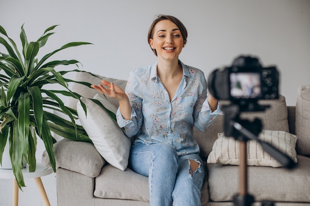 Jovem blogueira gravando vídeo para a câmera