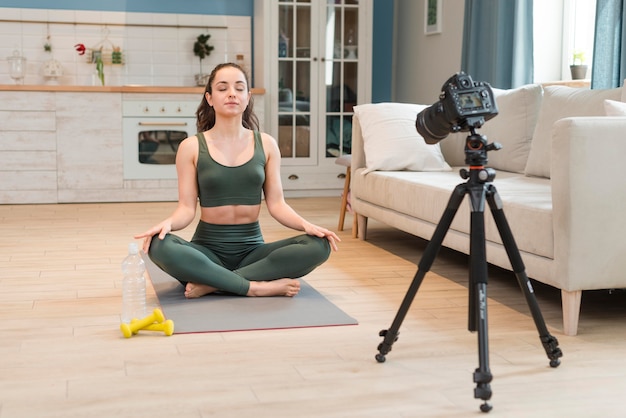 Jovem blogueiro gravando sessão de ioga