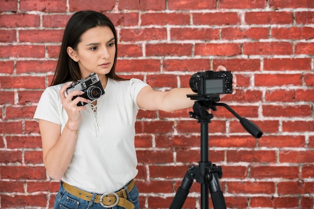 Foto grátis jovem blogueiro pronto para transmitir