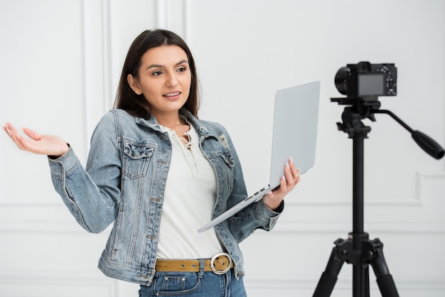 Jovem blogueiro segurando um laptop