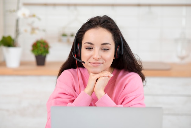 Jovem blogueiro usando fone de ouvido e laptop