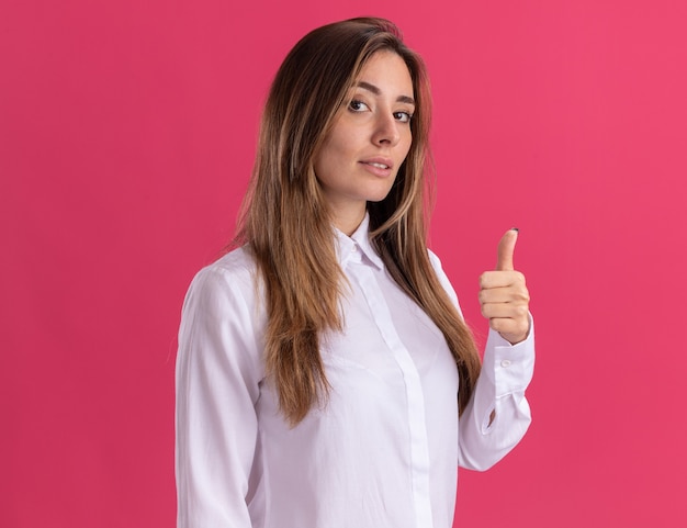 Jovem bonita caucasiana confiante com o polegar para cima