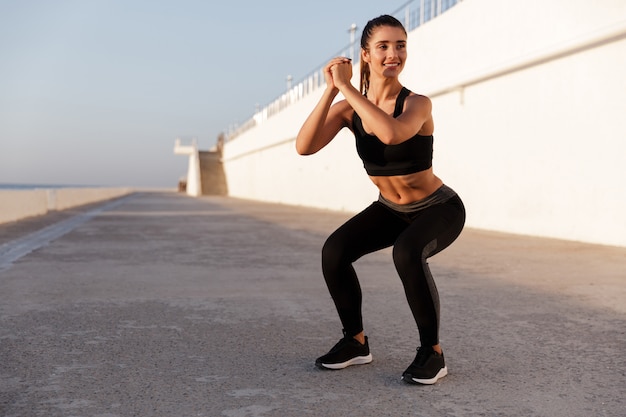 Jovem bonita caucasiana fazendo exercícios abdominais