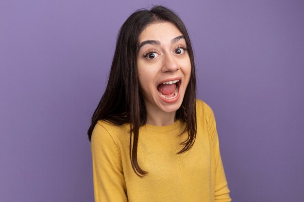 Jovem bonita caucasiana impressionada com a boca bem aberta